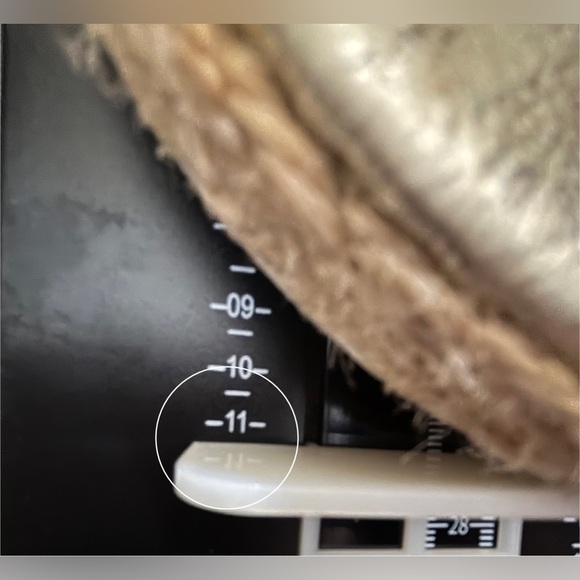 Tommy Bahama | ladies Relaxology lonna Leather Flip Flops. Size: 11 - Picture 10 of 16